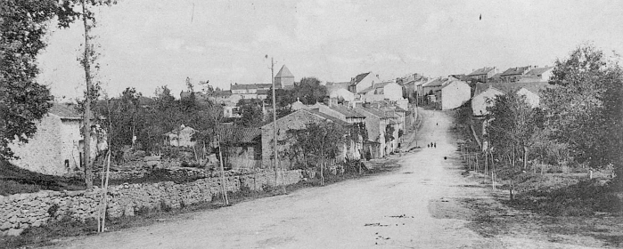Photographie en noir et blanc de la rue principale de Bessines-sur-Gartempe