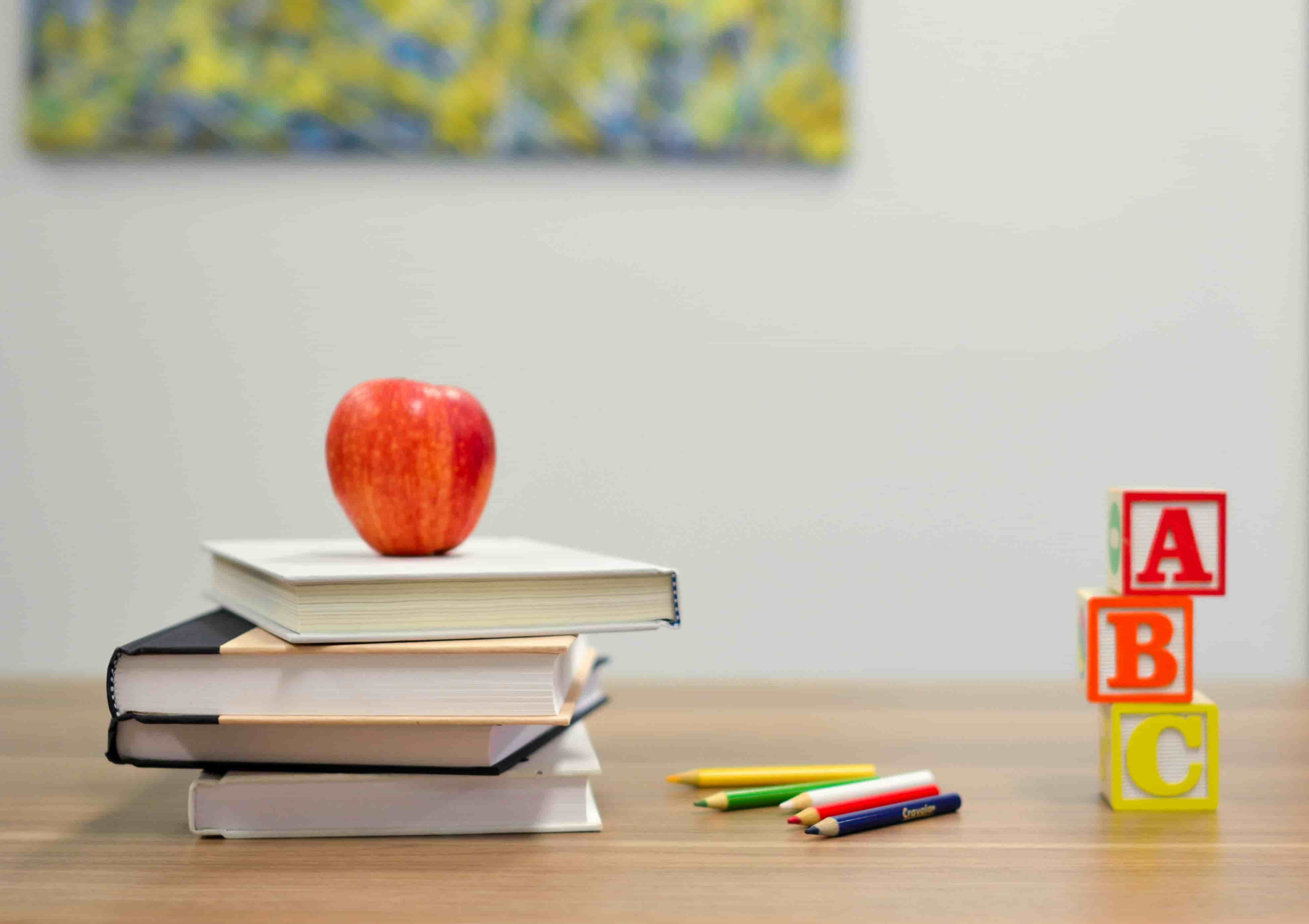 livre et cubes sur une table d'école