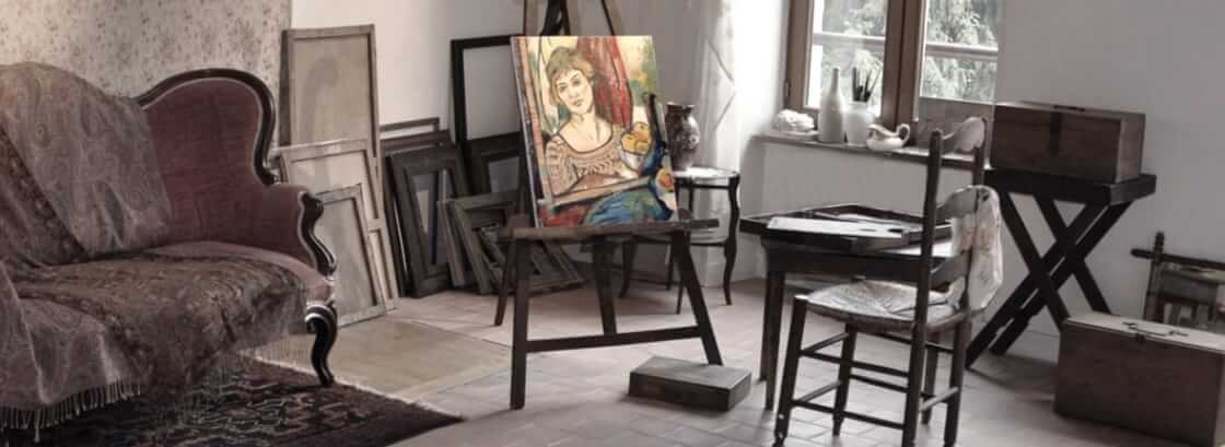 Une pièce encombrée de nombreux tableaux avec un portrait du peintre Suzanne Valadon